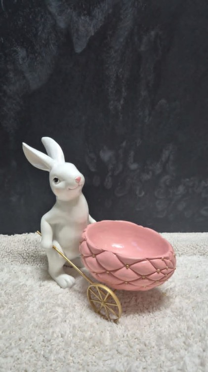 KRÓLICZEK CERAMICZNY BIAŁY Z RÓŻOWYM JAJKIEM NA WÓZKU