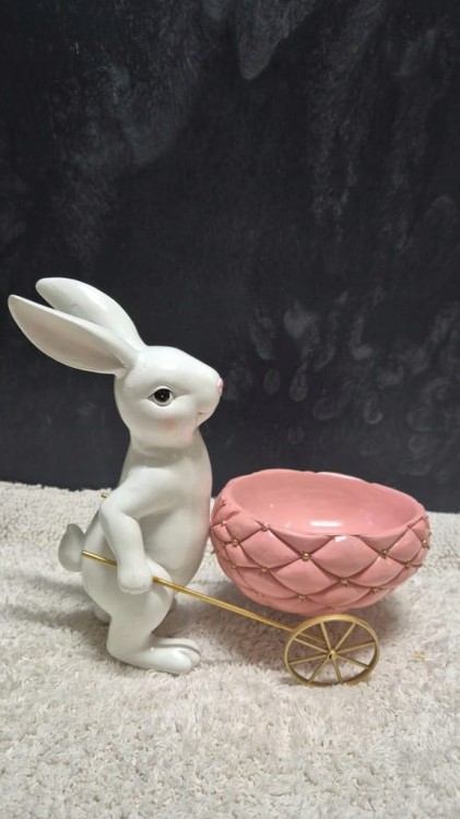 KRÓLICZEK CERAMICZNY BIAŁY Z RÓŻOWYM JAJKIEM NA WÓZKU