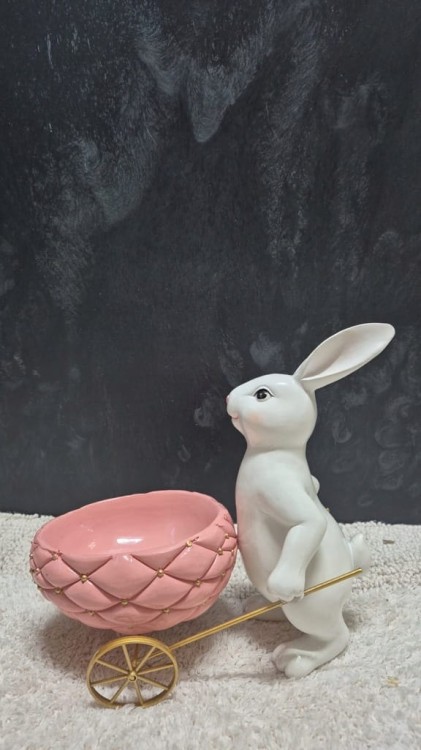 KRÓLICZEK CERAMICZNY BIAŁY Z RÓŻOWYM JAJKIEM NA WÓZKU