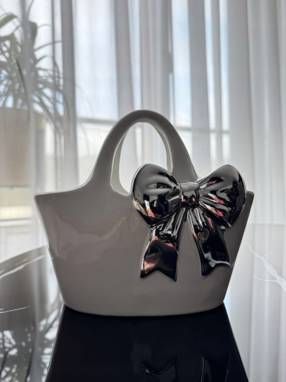 Wazon ceramiczny torebka biały srebrna kokarda glamour dekoracyjny