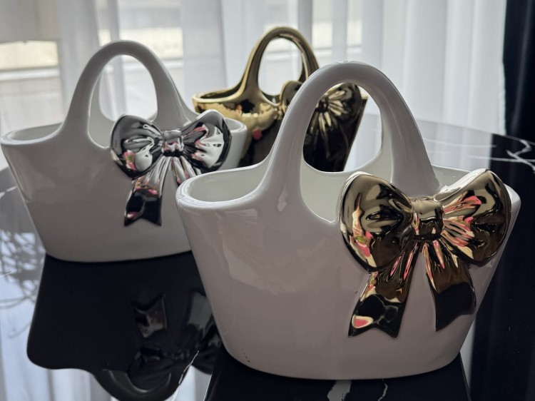 Wazon ceramiczny torebka biały srebrna kokarda glamour dekoracyjny