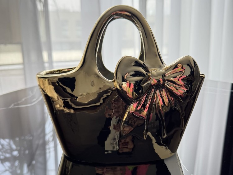 Wazon ceramiczny torebka złota z kokardą dekoracyjny 18,9 cm glamour