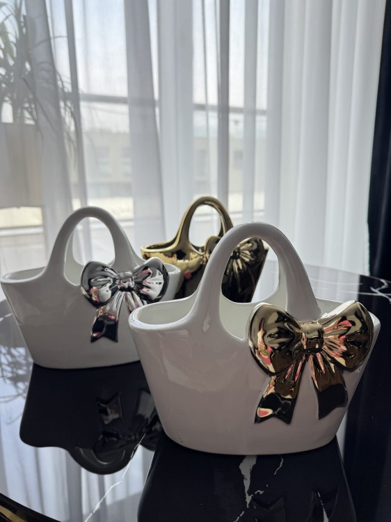 Wazon ceramiczny torebka złota z kokardą dekoracyjny 18,9 cm glamour