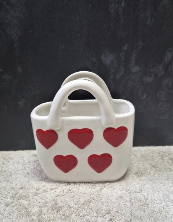 Biały wazon ceramiczny torebka w czerwone serduszka 18 cm