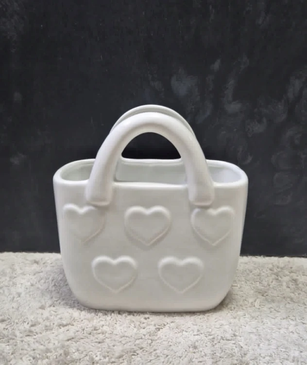 Biały wazon ceramiczny torebka w białe serduszka 18 cm