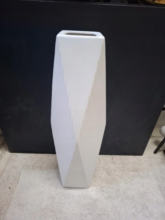 Wazon ceramiczny biały 61 cm – nowoczesny wazon dekoracyjny do salonu