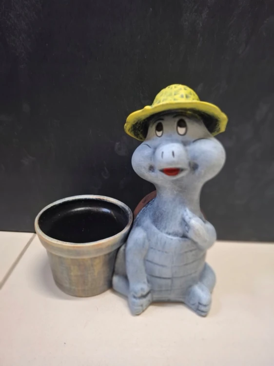 Ceramiczna figurka ogrodowa żółw z doniczką 23 cm – dekoracja