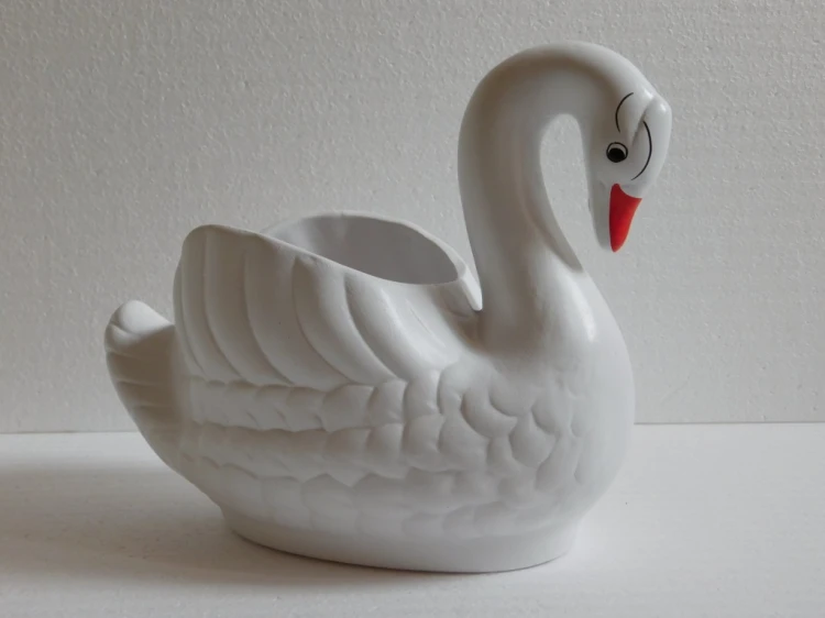 Doniczka ceramiczna Łabędź 19 cm – dekoracyjna ozdoba do domu i ogrodu