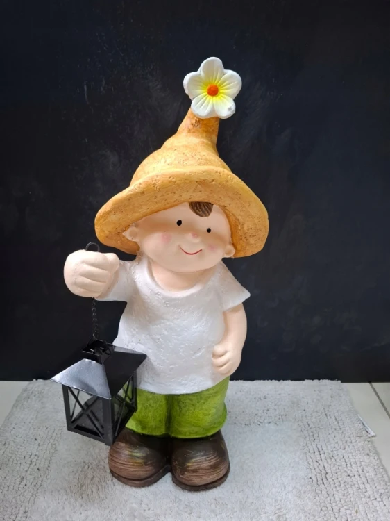 Figurka gipsowa chłopiec z latarenką – dekoracja ogrodowa 46 cm
