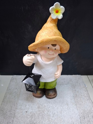 Figurka gipsowa chłopiec z latarenką – dekoracja ogrodowa 46 cm