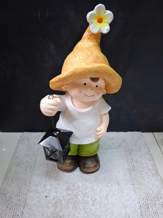 Figurka gipsowa chłopiec z latarenką – dekoracja ogrodowa 46 cm
