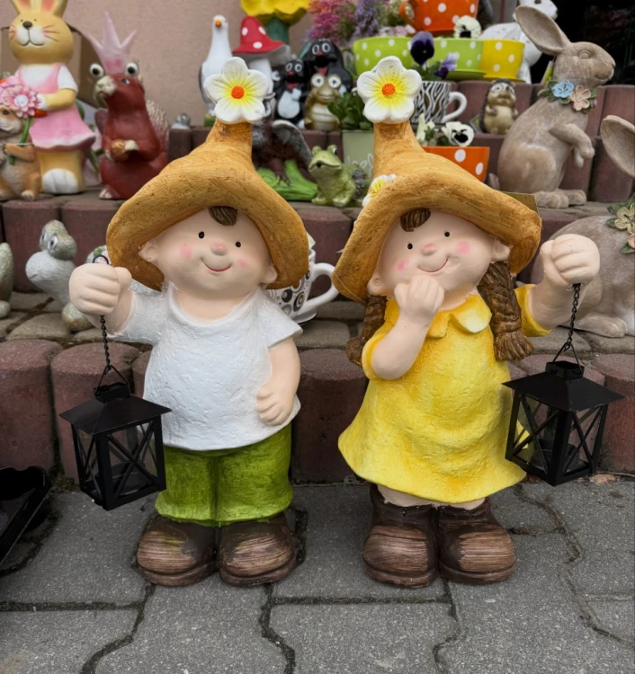Figurka gipsowa chłopiec z latarenką – dekoracja ogrodowa 46 cm