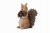FIGURKA CERAMICZNA WIEWIÓRKA Z SZYSZKAMI 15,5 cm – Mała Jesienna Dekoracja