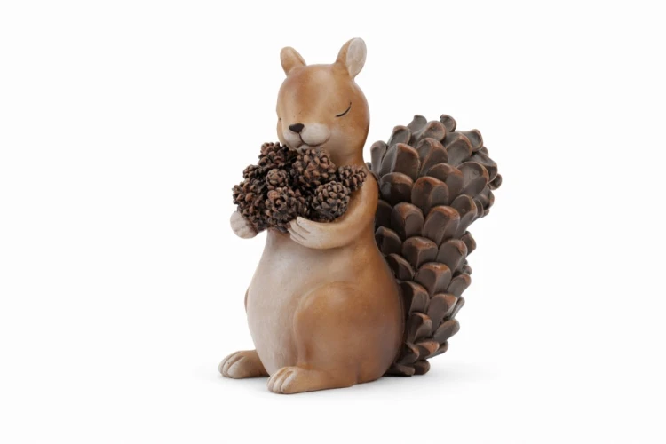 FIGURKA CERAMICZNA WIEWIÓRKA Z SZYSZKAMI 15,5 cm – Mała Jesienna Dekoracja