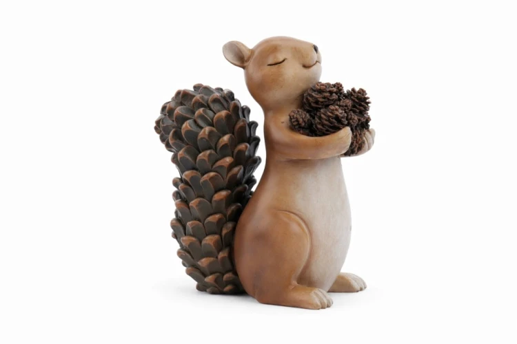 FIGURKA CERAMICZNA WIEWIÓRKA Z SZYSZKAMI 20 cm – Jesienna Dekoracja do Domu