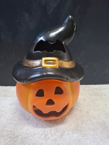 Dynia ceramiczna Halloween 38 cm – dekoracja z kapeluszem wiedźmy