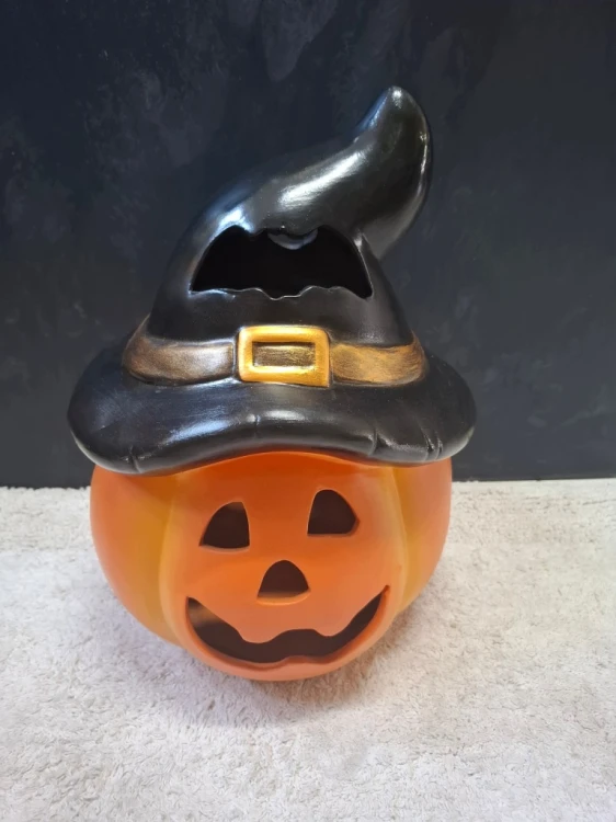 Dynia ceramiczna Halloween 38 cm – dekoracja z kapeluszem wiedźmy
