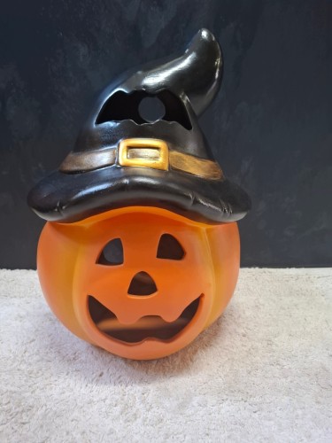 Dynia ceramiczna Halloween 38 cm – dekoracja z kapeluszem wiedźmy