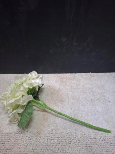 Sztuczna Gałązka Hortensji Biała 40 cm – Dekoracyjny Kwiat do Wazonu