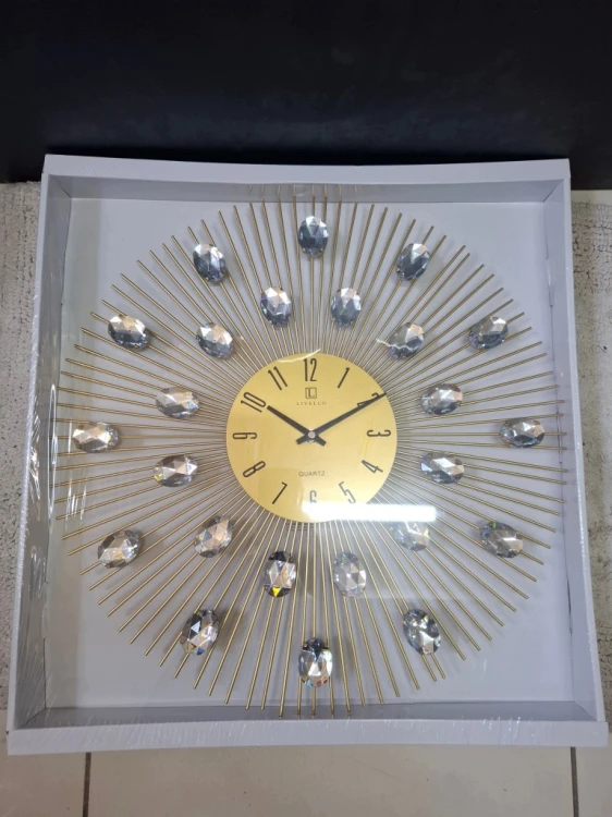 Zegar ścienny dekoracyjny 45 × 45 cm złoty – elegancki styl glamour