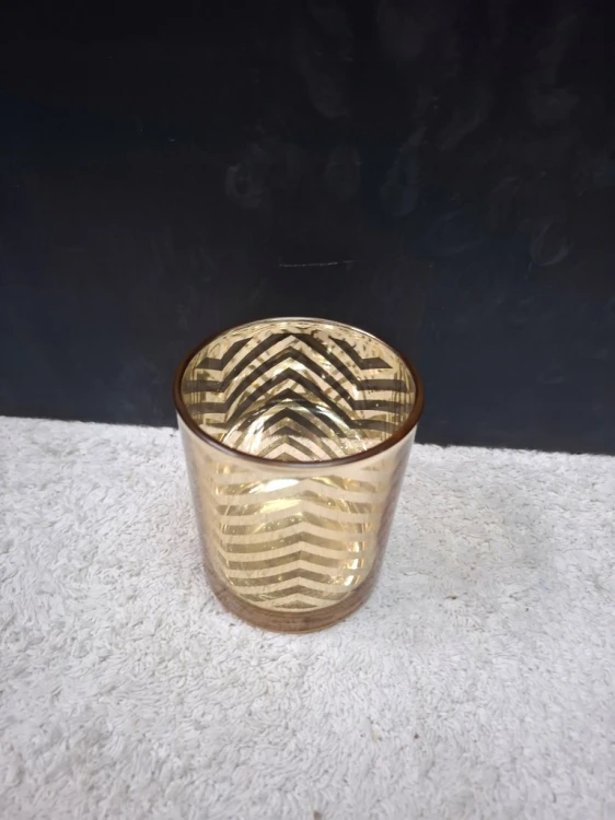 ŚWIECZNIK SZKLANY ZŁOTY 9x10 CM – ELEGANCKA DEKORACJA DO DOMU