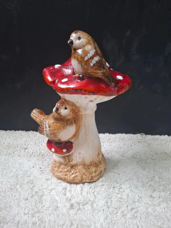 Figurka Ceramiczna Ptaszki na Muchomorze 20 cm – Dekoracja do Domu i Ogrodu