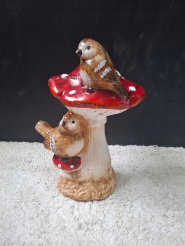 Figurka Ceramiczna Ptaszki na Muchomorze 20 cm – Dekoracja do Domu i Ogrodu