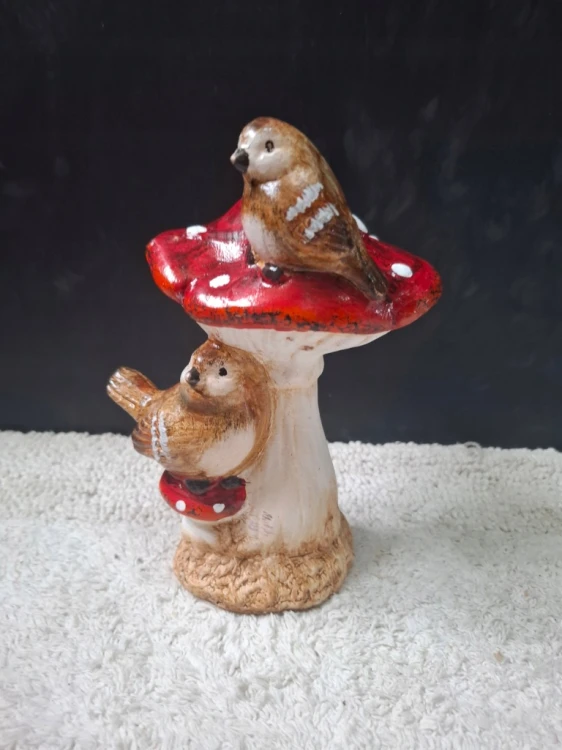 Figurka Ceramiczna Ptaszki na Muchomorze 20 cm – Dekoracja do Domu i Ogrodu