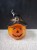 Dynia ceramiczna z kapeluszem czarownicy – dekoracja Halloween 27 cm