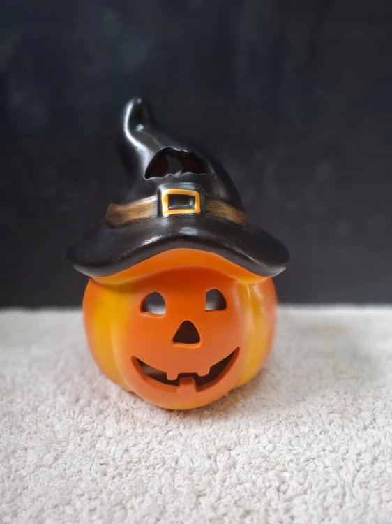 Dynia ceramiczna z kapeluszem czarownicy – dekoracja Halloween 27 cm