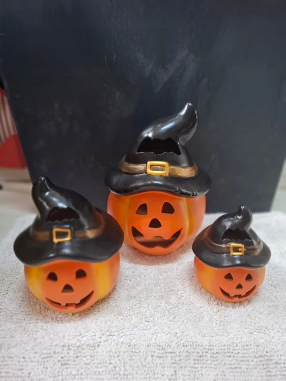 Dynia ceramiczna z kapeluszem czarownicy – dekoracja Halloween 27 cm