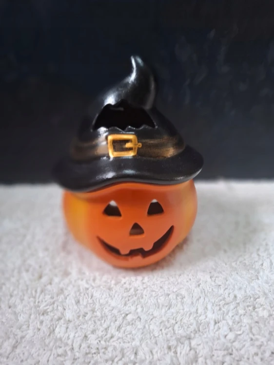 Dynia ceramiczna z kapeluszem czarownicy – dekoracja Halloween 27 cm