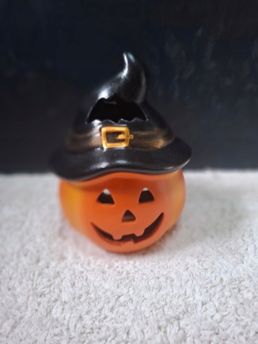 Dynia ceramiczna Halloween 22 cm z kapeluszem czarownicy – dekoracja