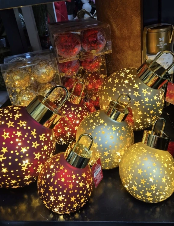Bombka LED Złota Kula 15 cm Gwiazdki Świąteczna Dekoracja Szklana