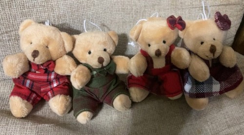 ZAWIESZKA UROCZA PLUSZAK, MIŚ - CHŁOPIEC SIEDZĄCY W BORDOWYM 12cm
