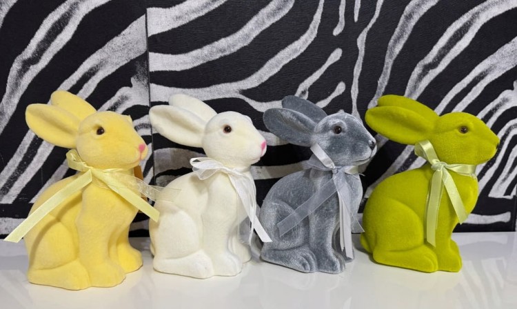 Zajączek welurowy siedzący z kokardą 18 cm - dekoracja wielkanocna ecru