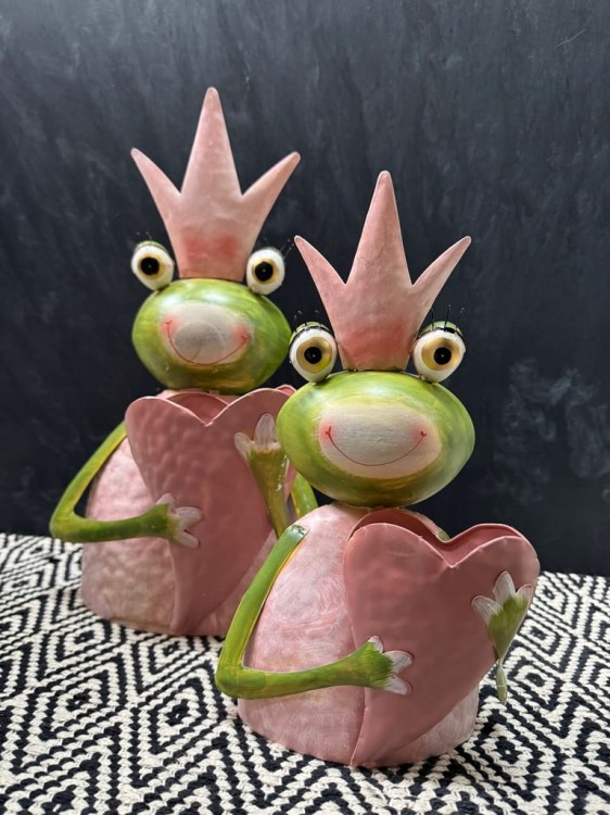 Metalowa figurka żaby 31 cm z koroną i sercem – dekoracja ogrodowa i domowa
