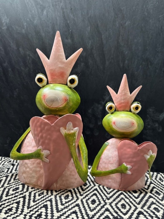 Metalowa figurka żaby 31 cm z koroną i sercem – dekoracja ogrodowa i domowa