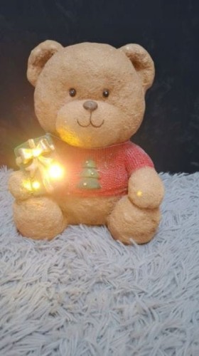 Figurka świąteczna LED Miś z prezentem – 28 cm, ceramiczna