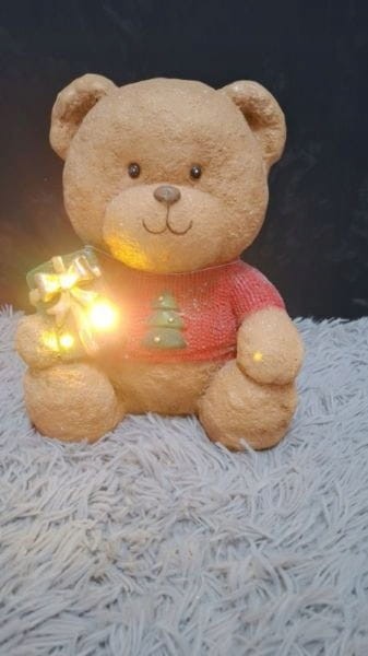 Figurka świąteczna LED Miś z prezentem – 28 cm, ceramiczna