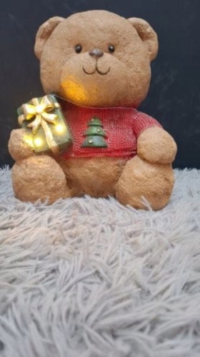 Figurka świąteczna LED Miś z prezentem – 28 cm, ceramiczna