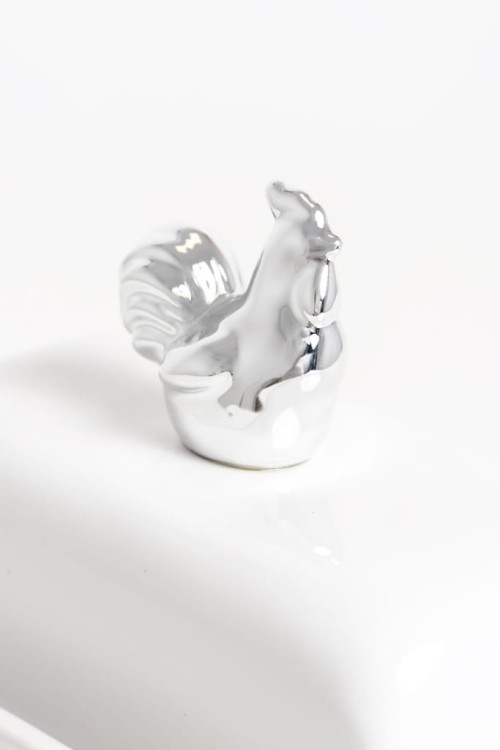 Maselniczka ceramiczna biała ze srebrnym kogutem 18,5 cm pojemnik na masło